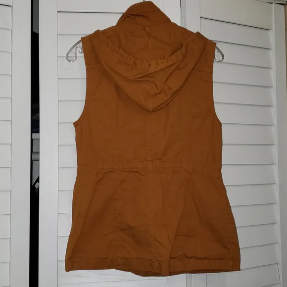 Love Tree sleeveless utility vest with hood in mustard - Picture 2 of 7